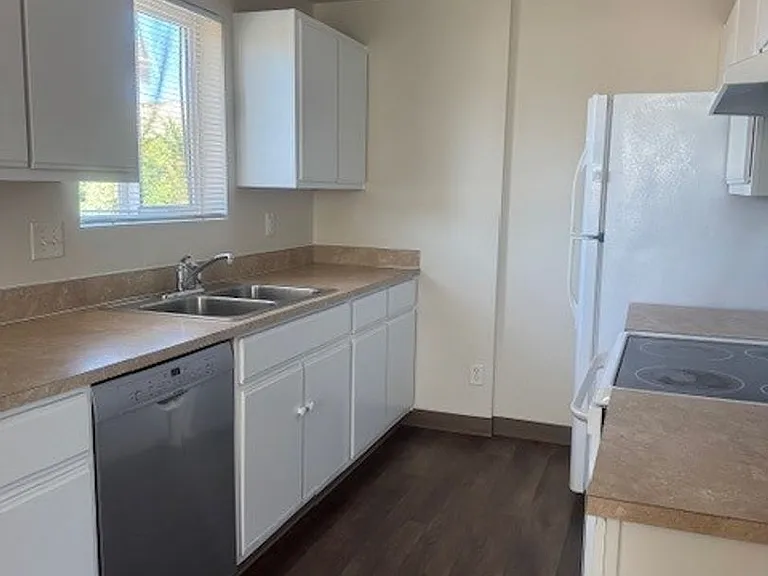 3440 Hawthorne Ave NE — Photo 1