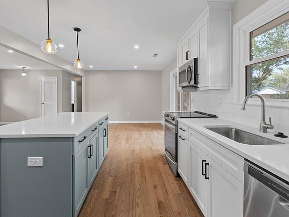 3rd image of 1072 Kentwood Cir
