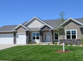 2934 Diamondback Rd, Hiawatha, IA 52233