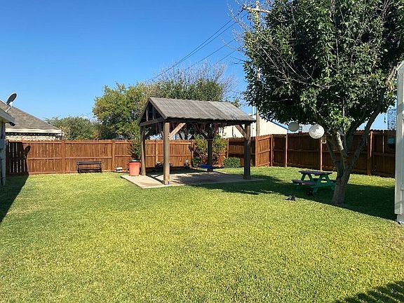 3rd image of 2081 Point Loma Dr