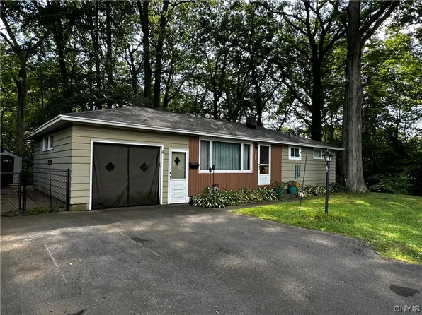 389 Chestnut St, North Syracuse, NY 13212