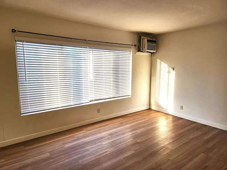 262 N Palm Ave #B — Photo 3