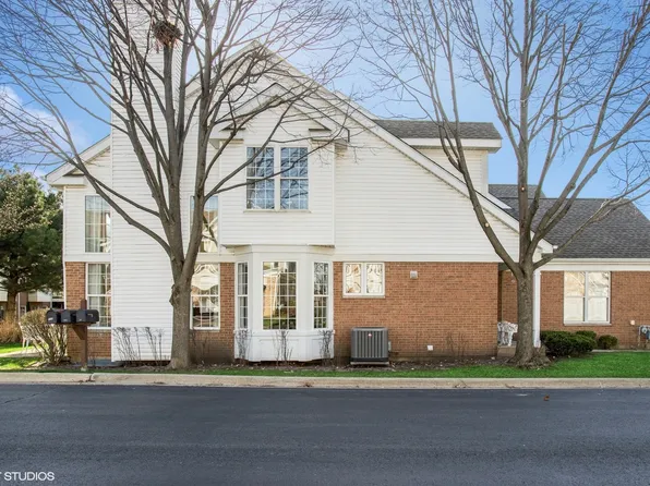 525 Citadel Cir, Westmont, IL 60559