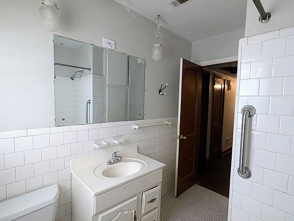 2nd image of 132 W Wareingwood Dr