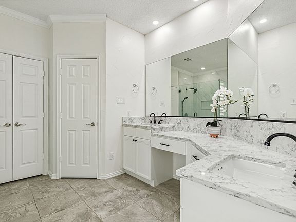 5th image of 302 Chestnut Cove Cir