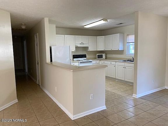 3rd image of 316 Hillsdale Dr