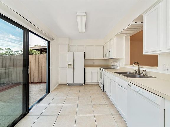 3rd image of 2990 Embassy Ct