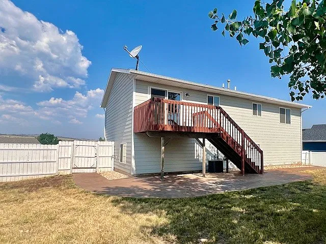 3 bed, 1688 sqft, $2,345 — Photo 2