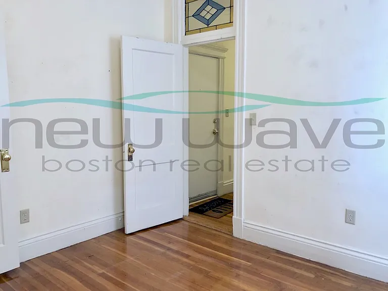 100 Queensberry St #5 — Photo 6