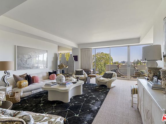 5th image of 818 N Doheny Dr APT 302