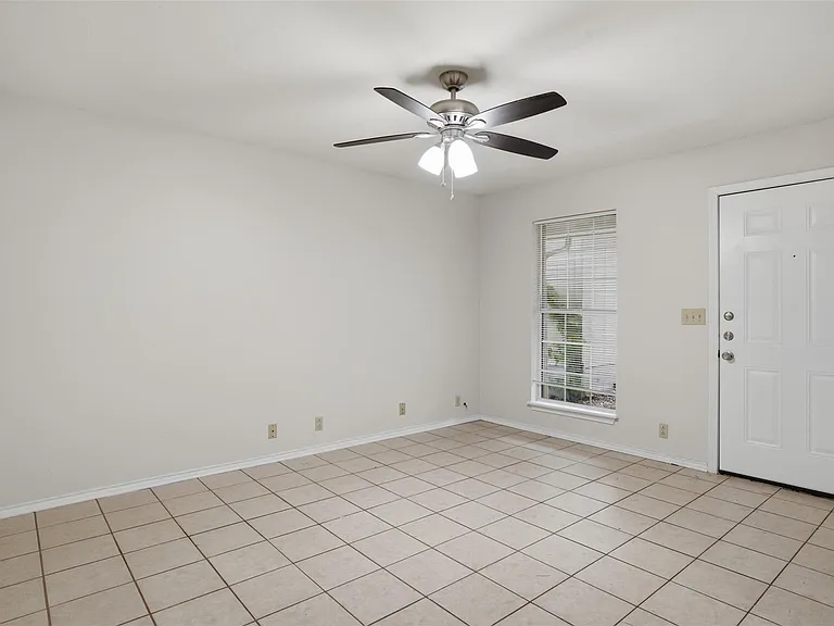 106 N Shaw St #106 — Photo 3