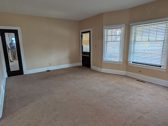 5th image of 14722 Leonard Ave #1