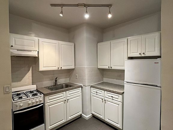 2nd image of 350 W 55th St APT Gr8