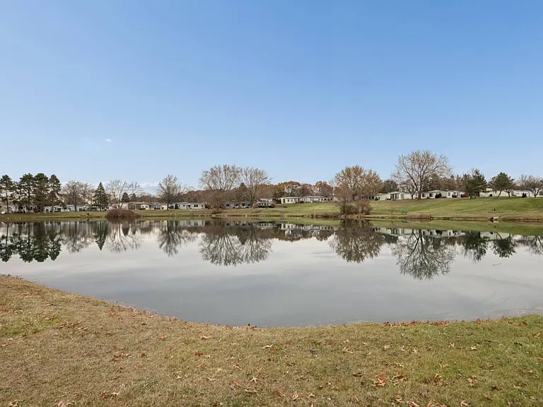Avon on the Lake — Photo 13
