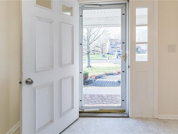 4th image of 4891 Canterbury Dr