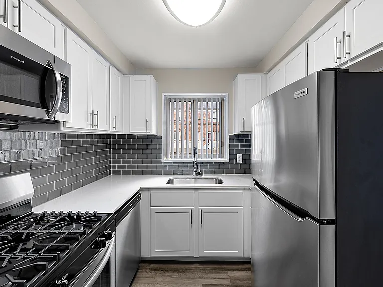 Oak Park Manor Apartments & Townhomes — Photo 1