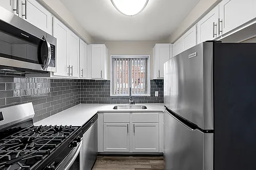 Oak Park Manor Apartments & Townhomes Photo 1