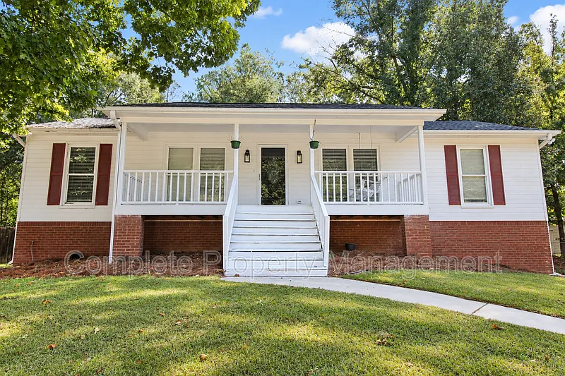 4 bed, 2.0 bath, 1456 sqft, $2,000 — Photo 1
