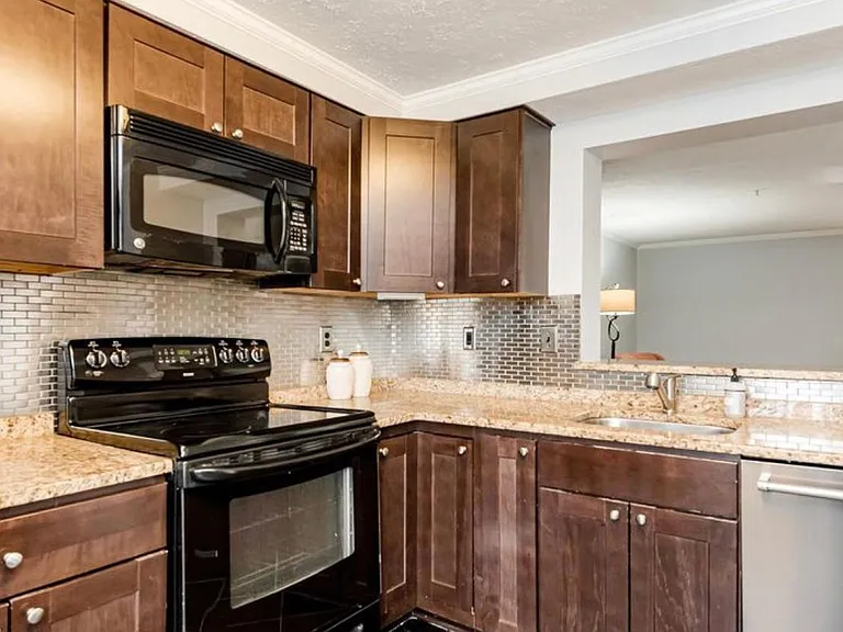 1238 Quaker Ridge Dr — Photo 3