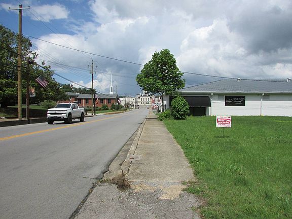 3rd image of 303 Burkesville St
