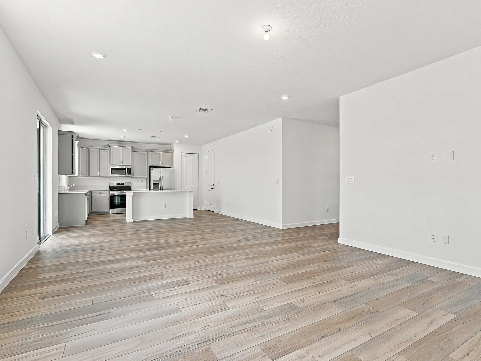 4 bed, 2.5 bath, 2583 sqft, $2,700 — Photo 4