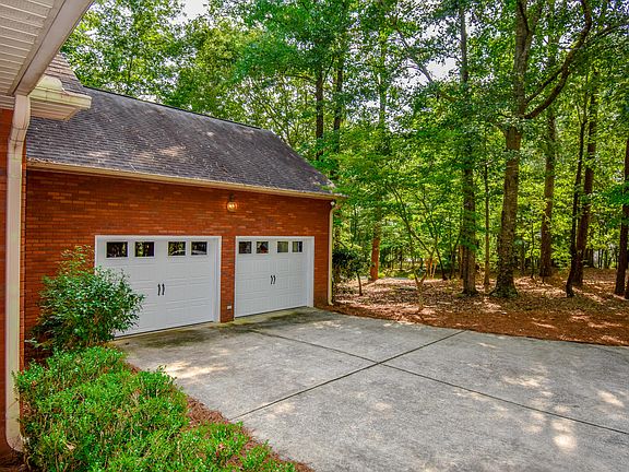 4th image of 44 Dogwood Ln