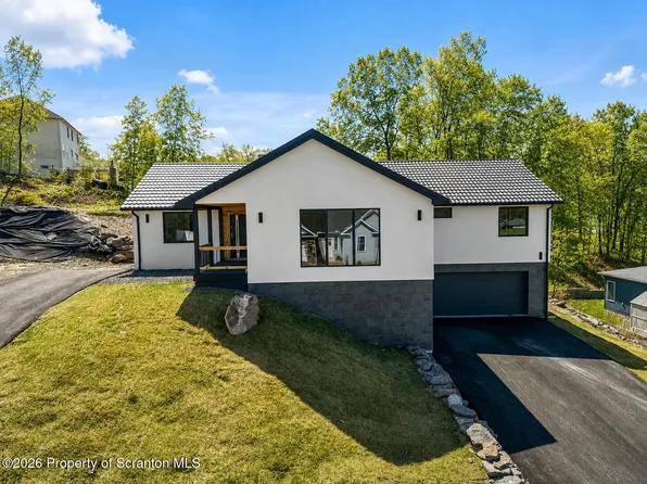 203 Red Oak Dr, Olyphant, PA 18447
