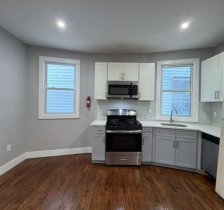 1st image of 223 Bayview Ave #1