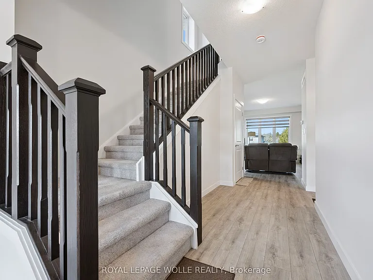 40 Moon Cres — Photo 5