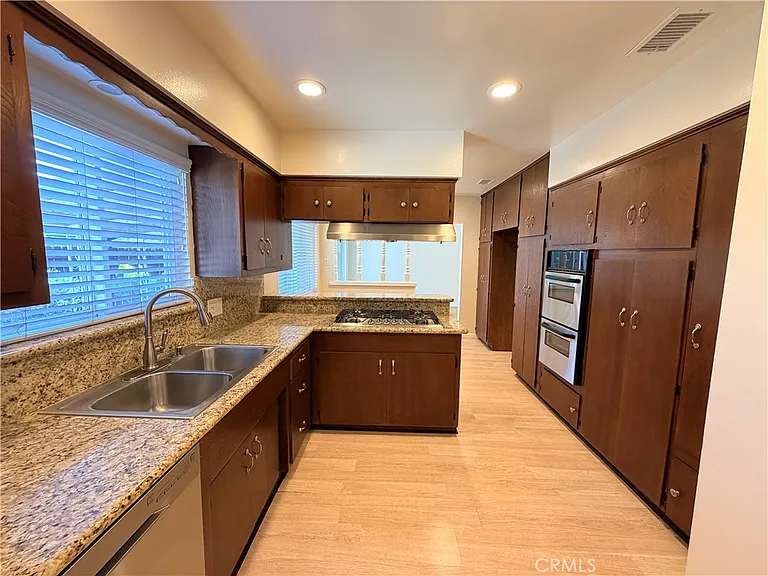 2513 Birch St — Photo 32