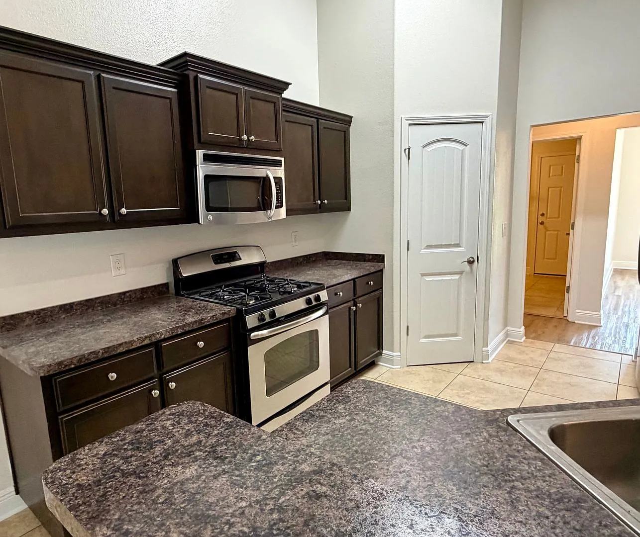Spacious 4-Bedroom Home - Great Location — Photo 4
