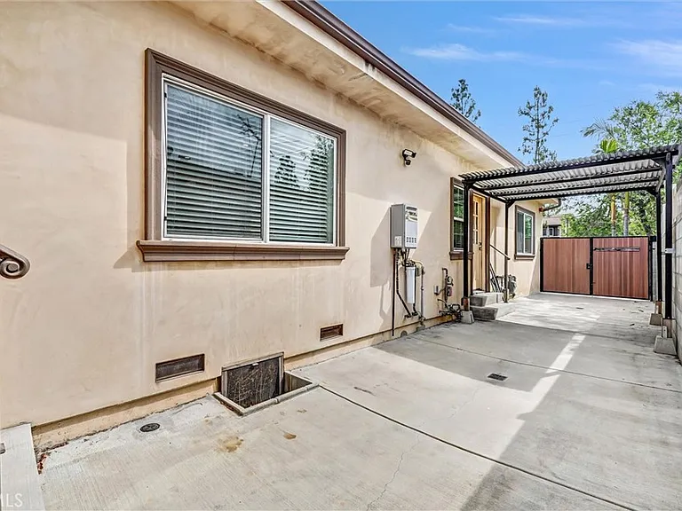 6711 Clybourn Ave — Photo 31