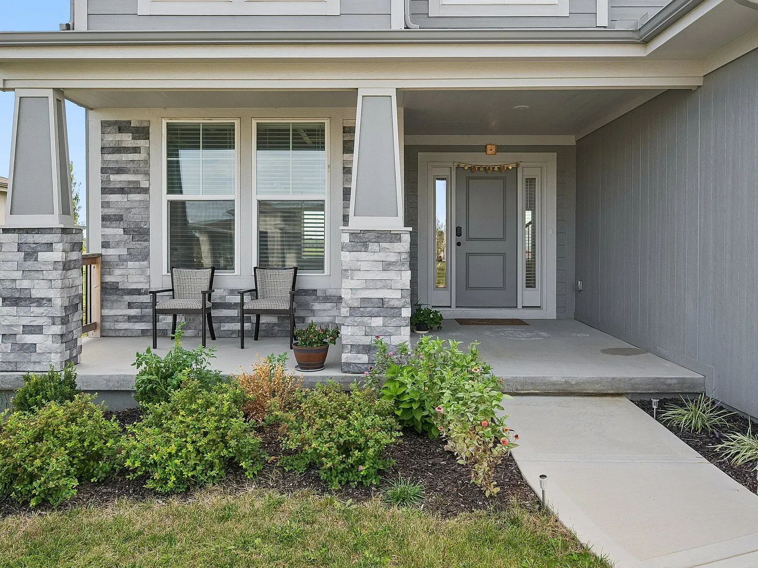 5 bed, 2700 sqft, $3,900 — Photo 4