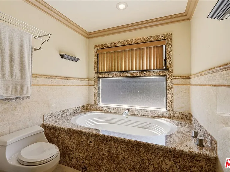 4131 Mantova Dr — Photo 47