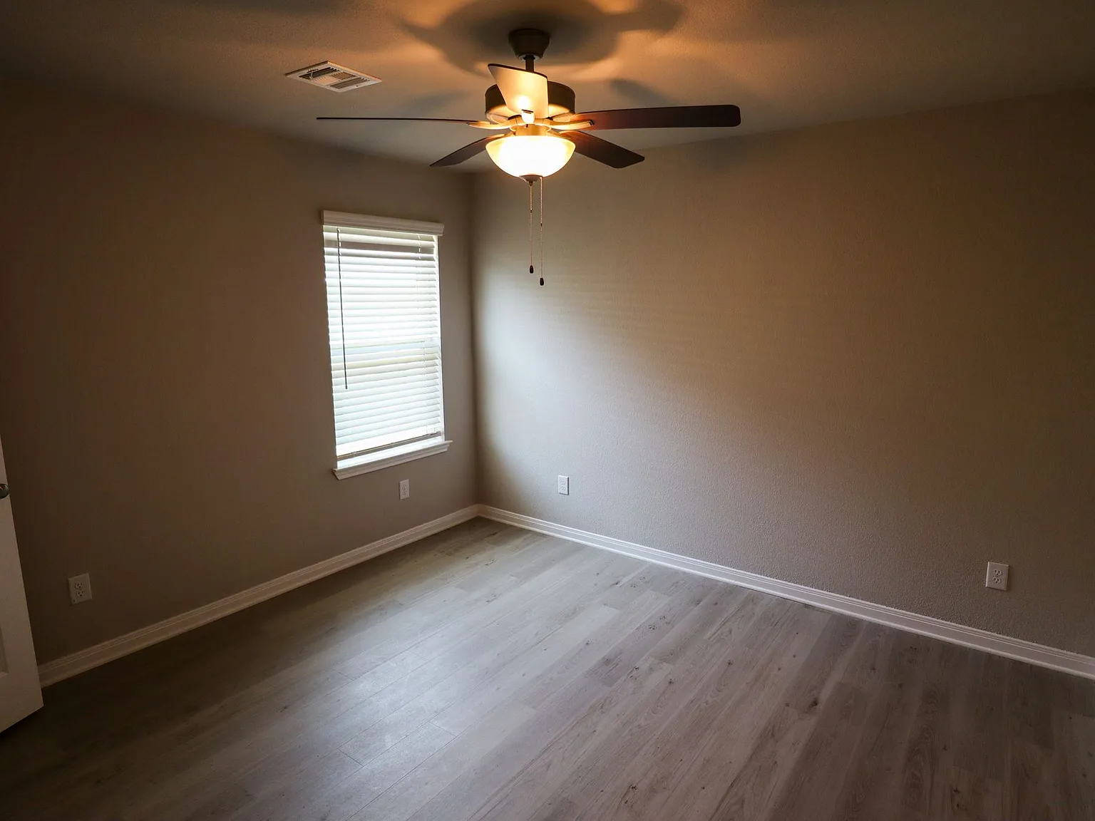 4 bed, 2036 sqft, $2,700 — Photo 4
