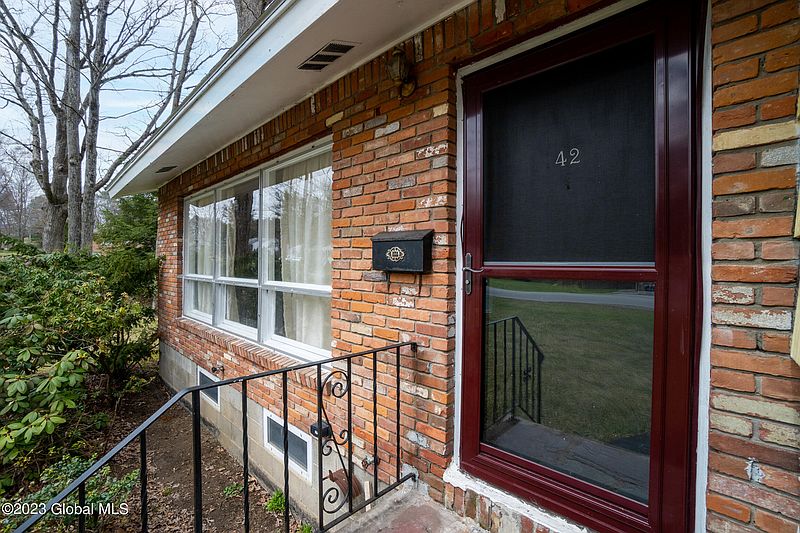 4th image of 42 Woodcrest Drive