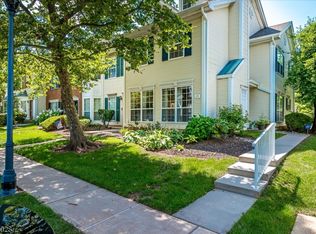 15 Hudson Ct, Franklin Park, NJ 08823