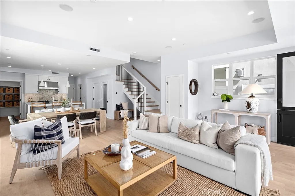 3 bed, 4.5 bath, 2370 sqft, $20,000 — Photo 4