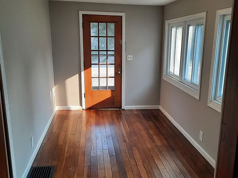 1615 Ferry St — Photo 3