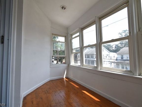 4th image of 143 Isabella Ave Floor 2