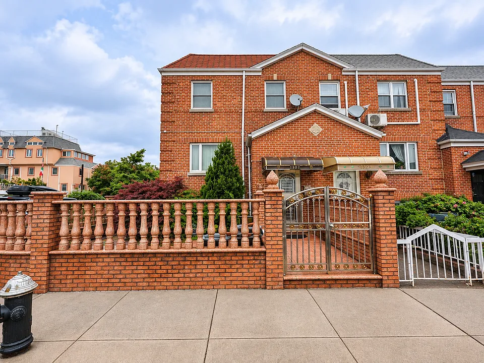1307 Shore Pkwy #1
