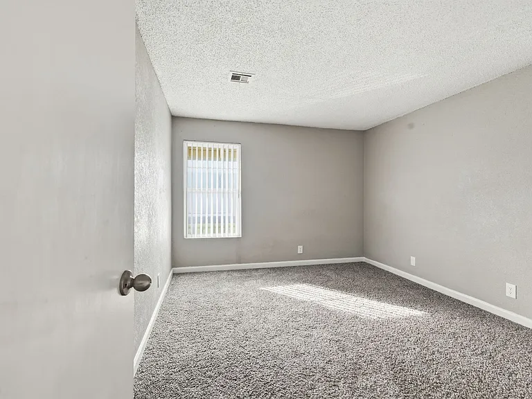 Woodland HIlls Apartments — Photo 24