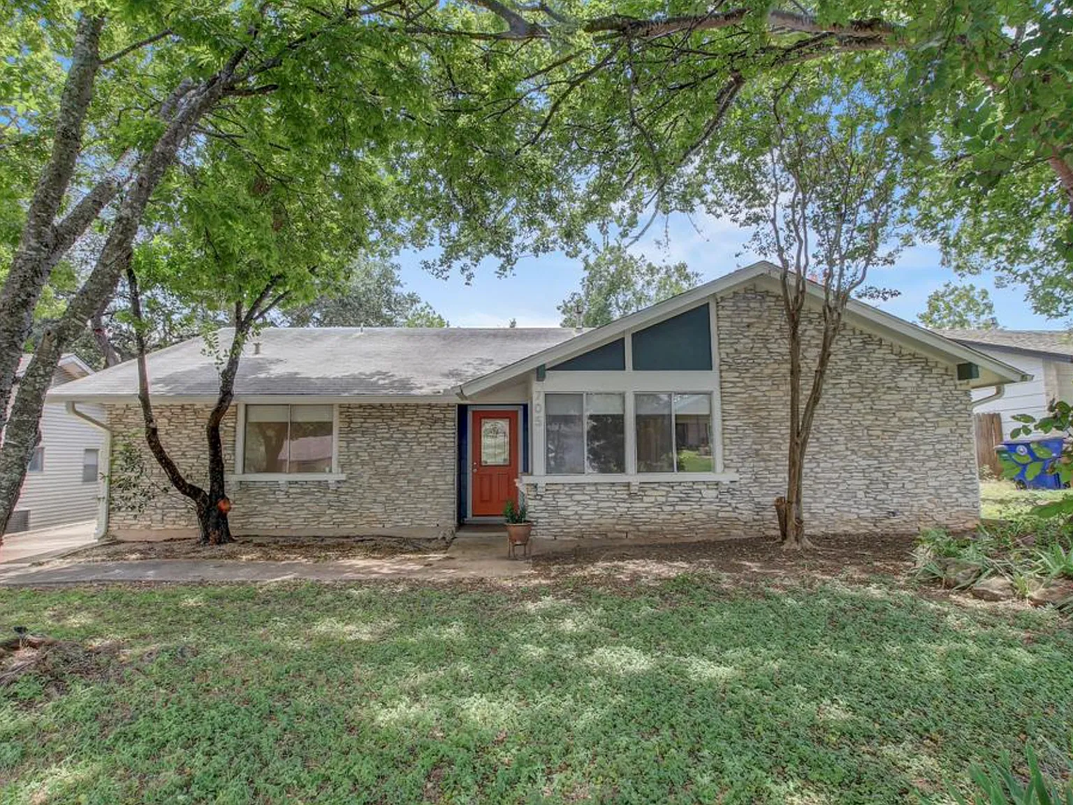 705 Huntingdon Pl — Photo 1