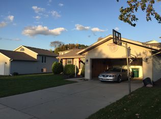 1409 Ravine Forest Dr, West Bend, WI 53090