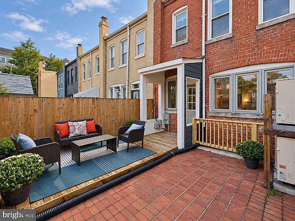 4th image of 1931 1st St NE