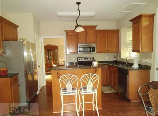 Open Kitchen : Kitchen has center aisle
