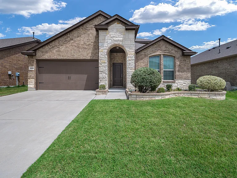 4008 Spur Trail Dr — Photo 1