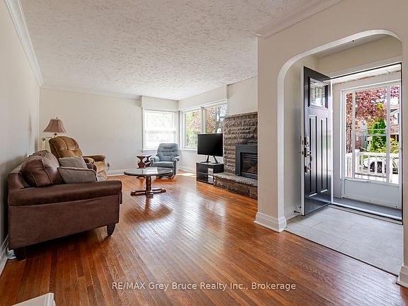 5th image of 129 Three A St W
