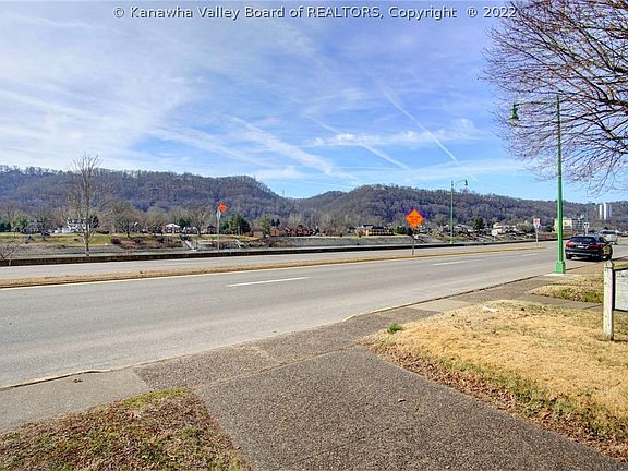 4th image of 2306 Kanawha Blvd E