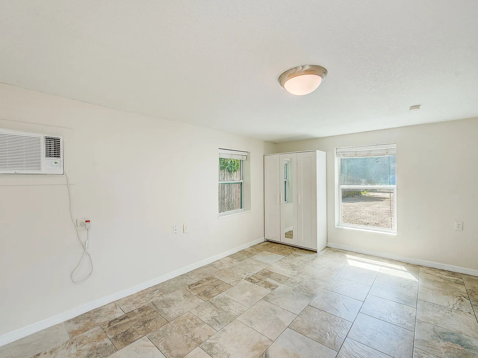 Studio, 320 sqft, $900 — Photo 4
